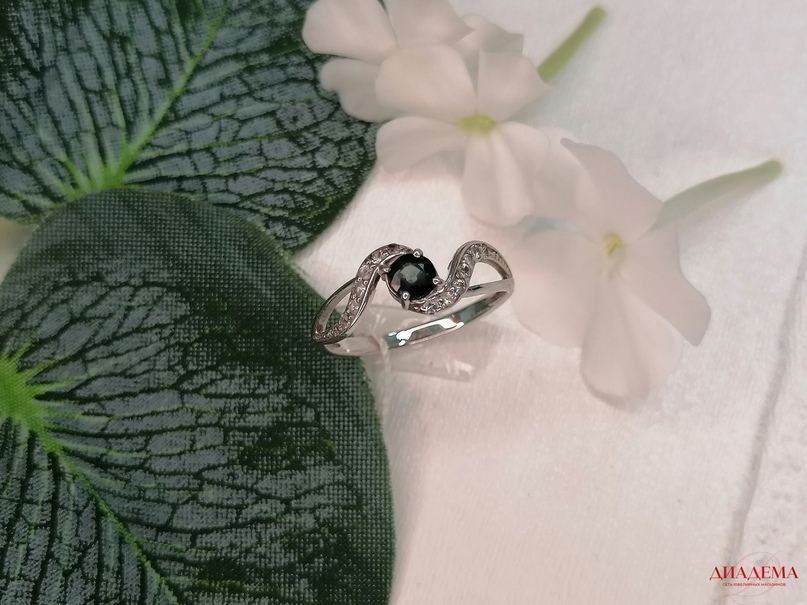 Кольцо с сапфиром